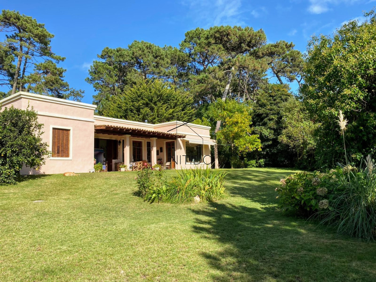 Casa ID.354 - Casa de 3 dormitorios y servicio en alquiler anual 