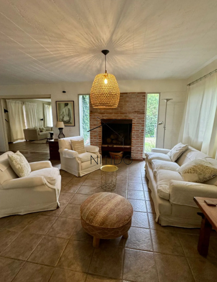 Casa ID.401 - Casa de 4 dormitorios en Pinares a 2 cuadras de la playa 