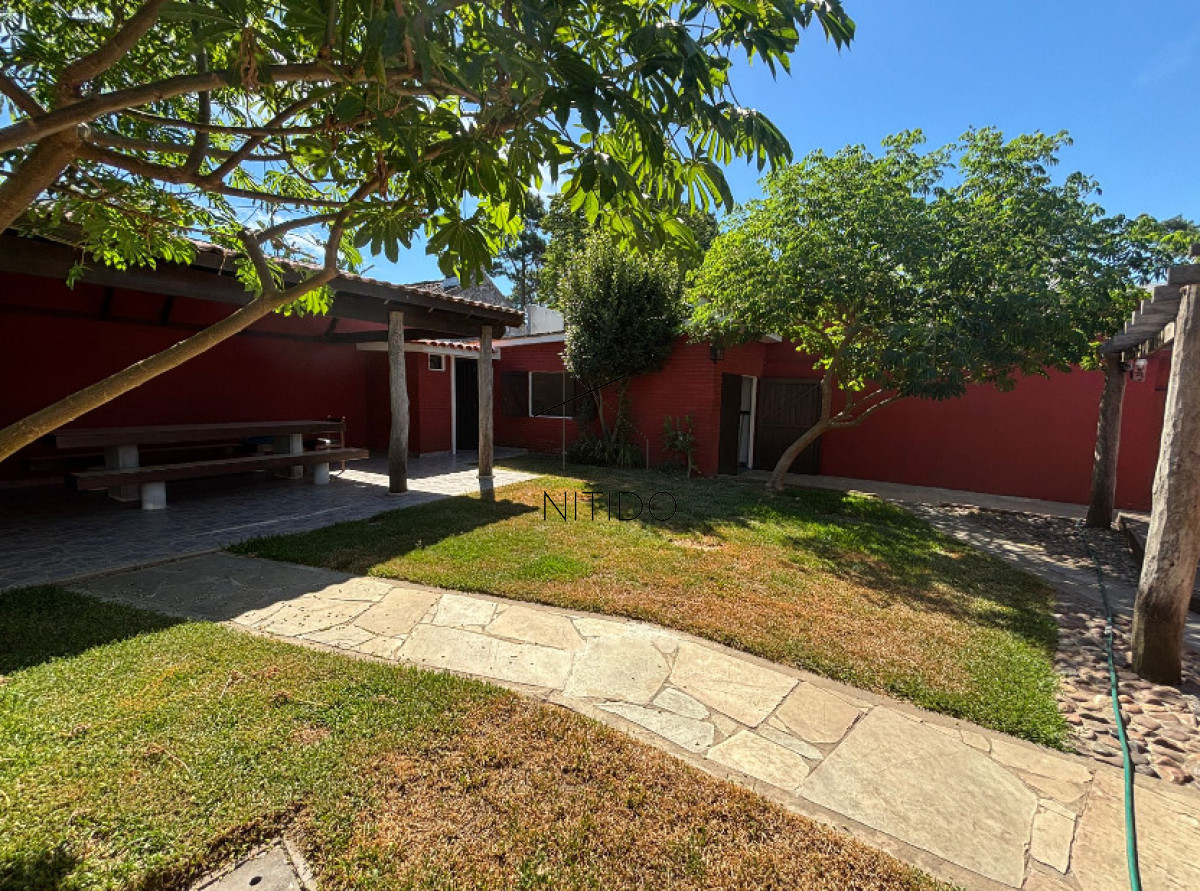 Casa ID.340 - Casa de 3 dormitorios con piscina en zona colegios 