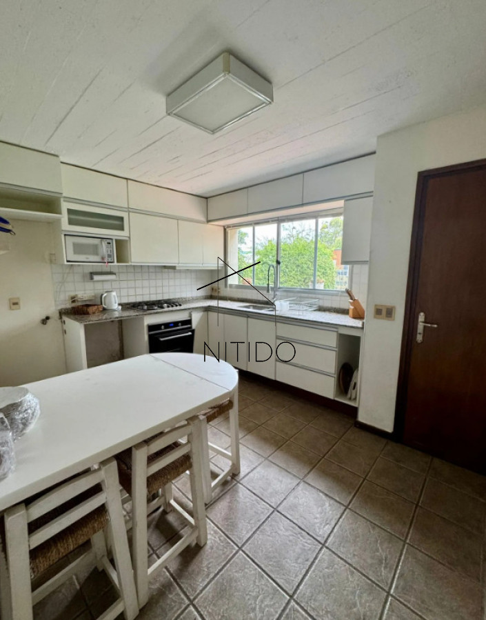 Casa ID.401 - Casa de 4 dormitorios en Pinares a 2 cuadras de la playa 