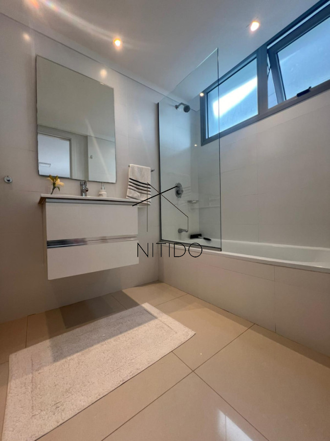 Apartamento ID.704 - Apartamento de 3 dormitorios y 3 baños a pasos de playa brava 