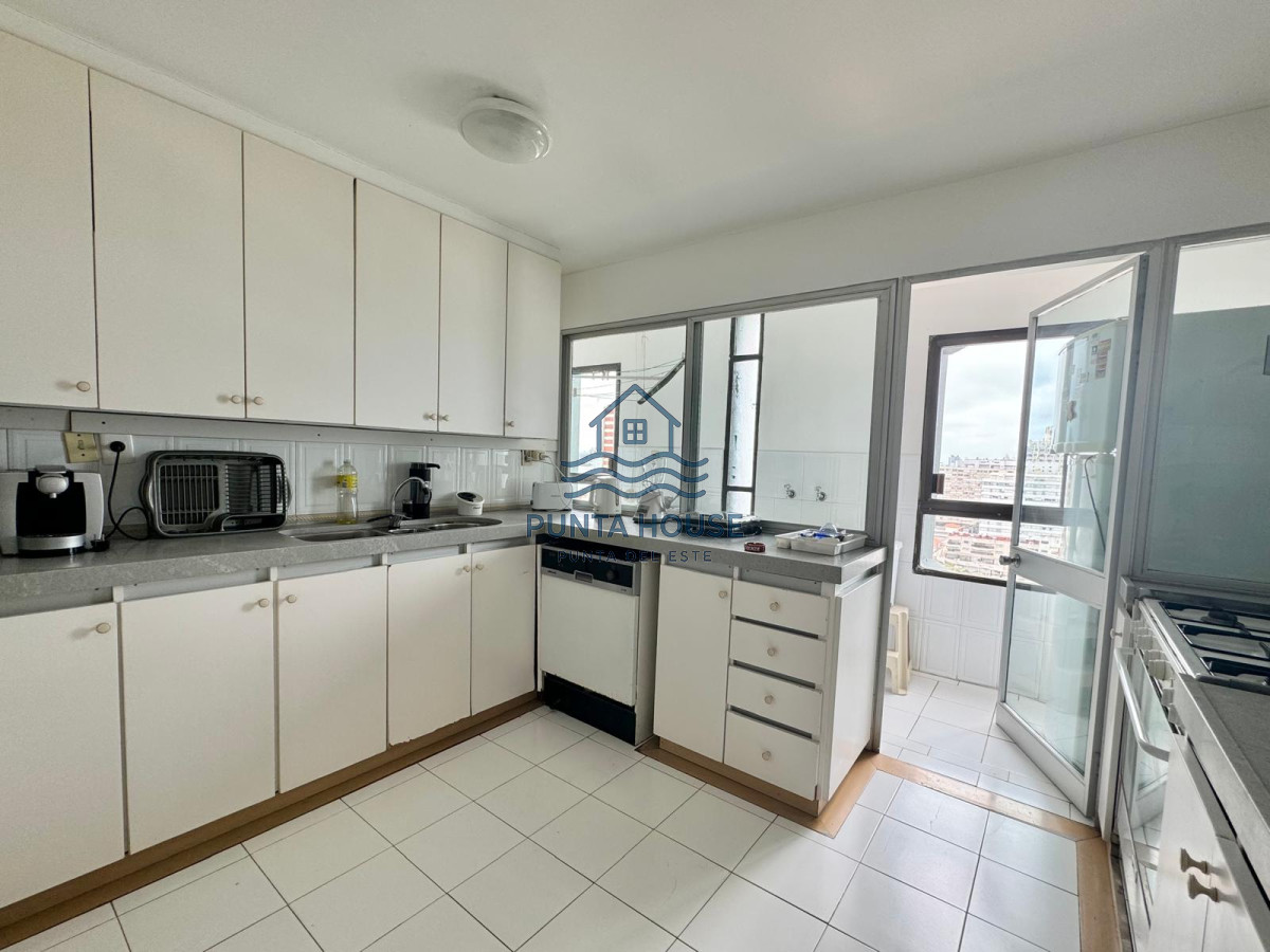Apartamento ID.12 - Apartamento en Venta de Cuatro Dormitorios y Dependencia 