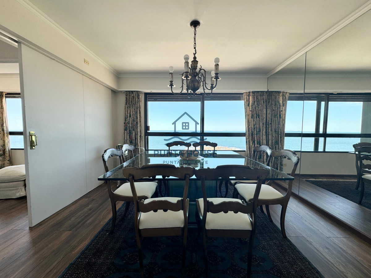 Apartamento ID.12 - Apartamento en Venta de Cuatro Dormitorios y Dependencia 