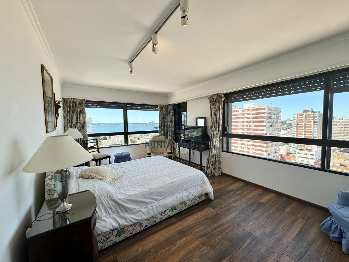 Apartamento ID.12 - Apartamento en Venta de Cuatro Dormitorios y Dependencia 