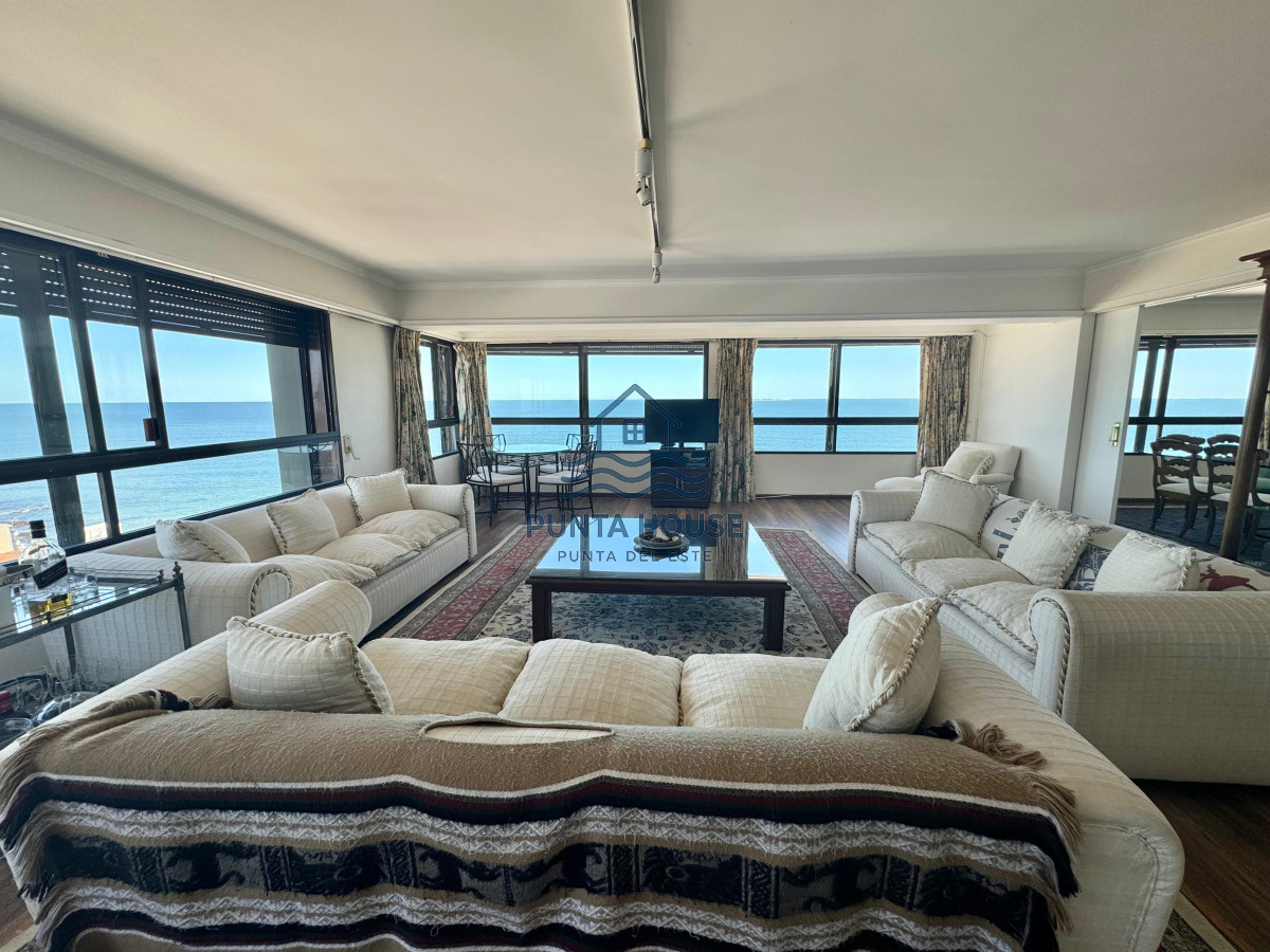 Apartamento ID.12 - Apartamento en Venta de Cuatro Dormitorios y Dependencia 
