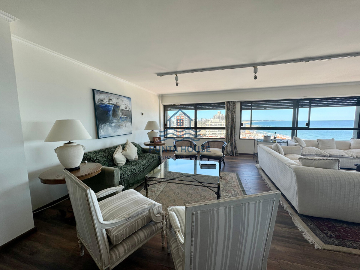 Apartamento ID.12 - Apartamento en Venta de Cuatro Dormitorios y Dependencia 