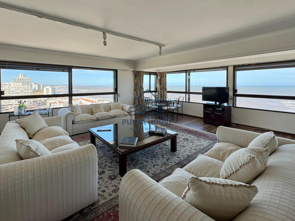 Apartamento ID.12 - Apartamento en Venta de Cuatro Dormitorios y Dependencia 