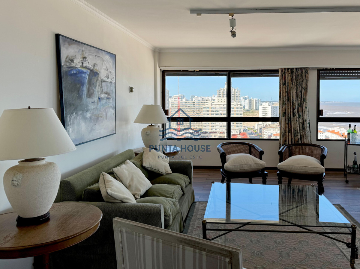 Apartamento ID.12 - Apartamento en Venta de Cuatro Dormitorios y Dependencia 