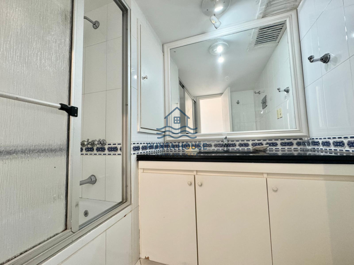 Apartamento ID.12 - Apartamento en Venta de Cuatro Dormitorios y Dependencia 
