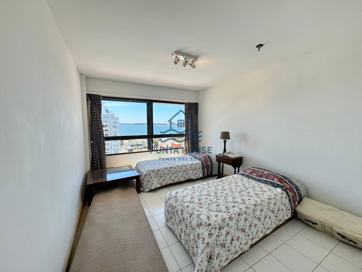 Apartamento ID.12 - Apartamento en Venta de Cuatro Dormitorios y Dependencia 
