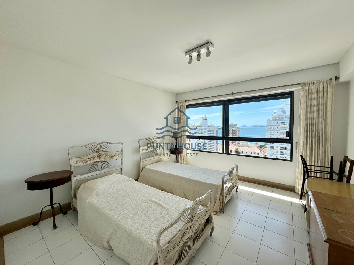 Apartamento ID.12 - Apartamento en Venta de Cuatro Dormitorios y Dependencia 