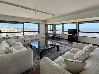 Apartamento en Venta de Cuatro Dormitorios y Dependencia 