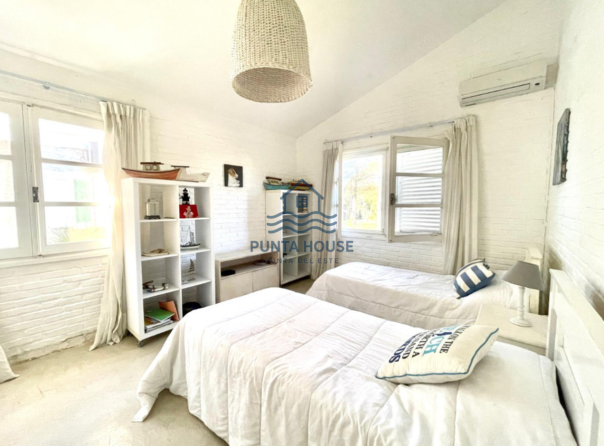 Casa ID.26 - Casa en venta en playa mansa de tres dormitorios 