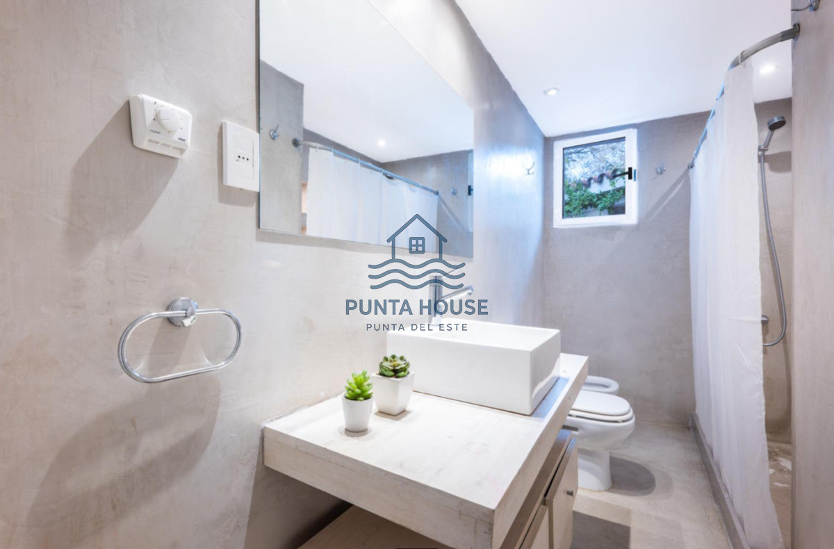 Casa ID.26 - Casa en venta en playa mansa de tres dormitorios 