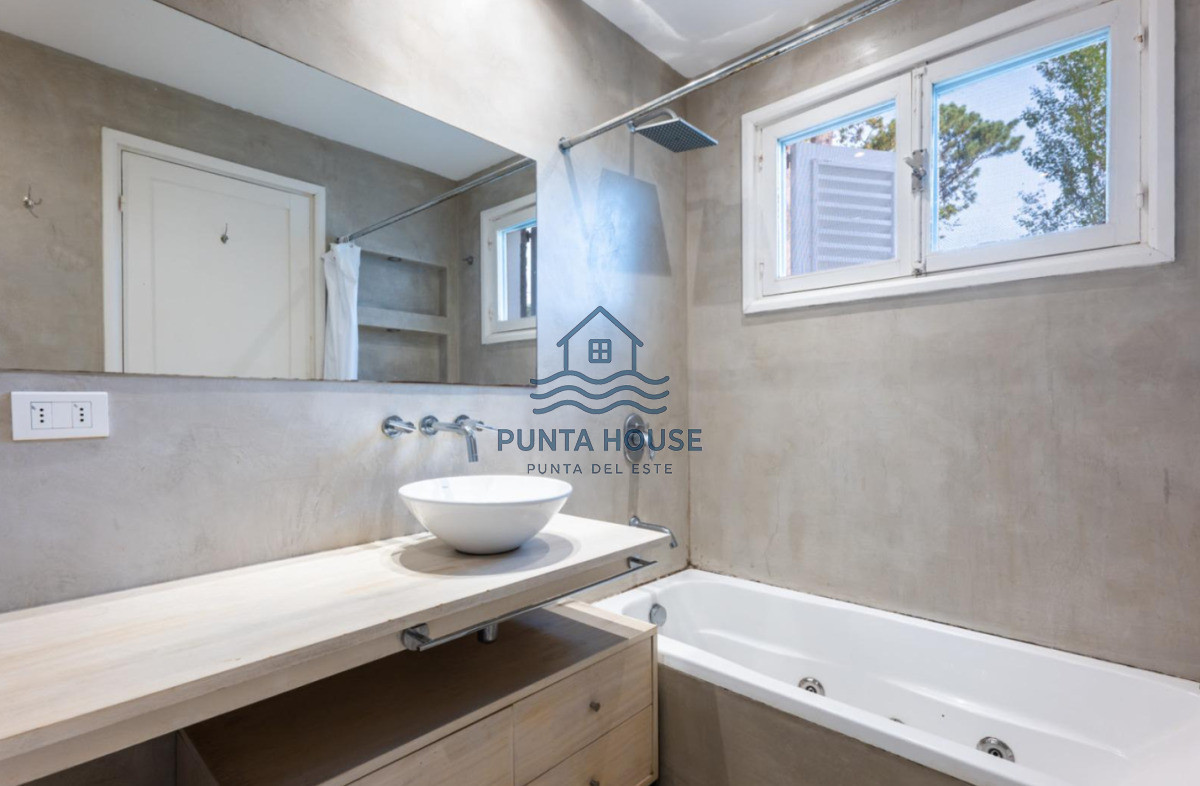 Casa ID.26 - Casa en venta en playa mansa de tres dormitorios 