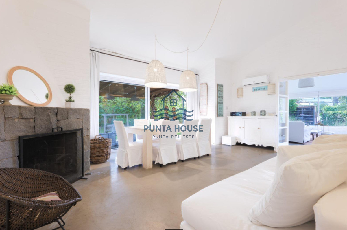 Casa ID.26 - Casa en venta en playa mansa de tres dormitorios 