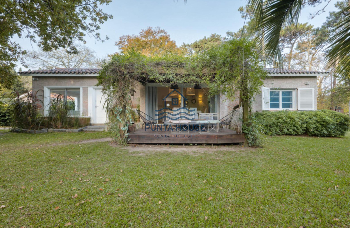 Casa ID.26 - Casa en venta en playa mansa de tres dormitorios 