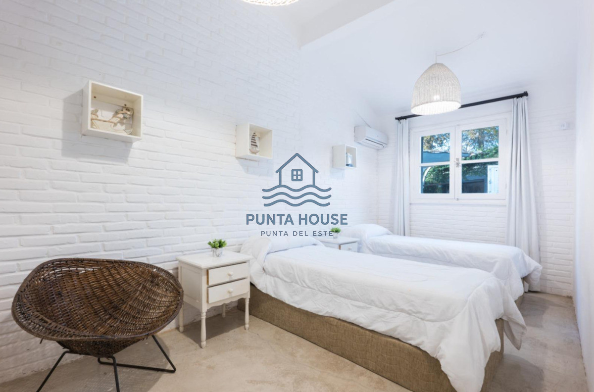 Casa ID.26 - Casa en venta en playa mansa de tres dormitorios 