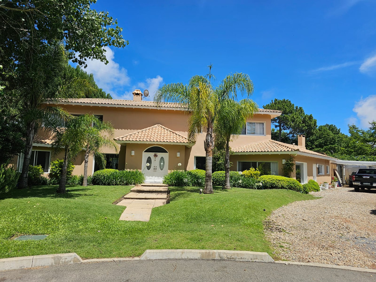 Hermosa residencia en Barrio Privado 