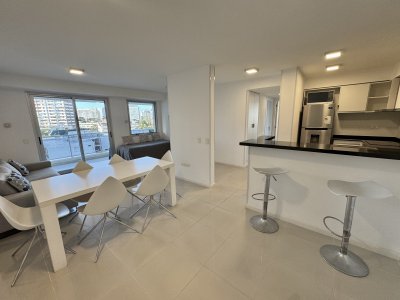 Apartamento 2 dormitorios, 2 baños, a metros del mar.