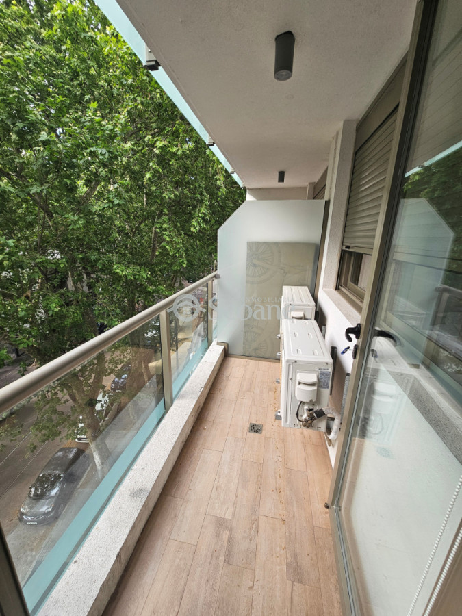 Apartamento ID.528 - Chucarro y Av Brasil, Amoblado, terraza al frente y garaje