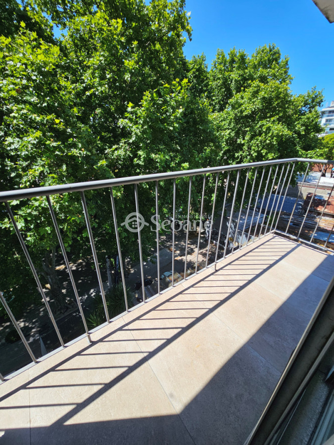 Apartamento ID.540 - Al frente con terraza, Rivera y Bustamante, Piso medio, reciclado