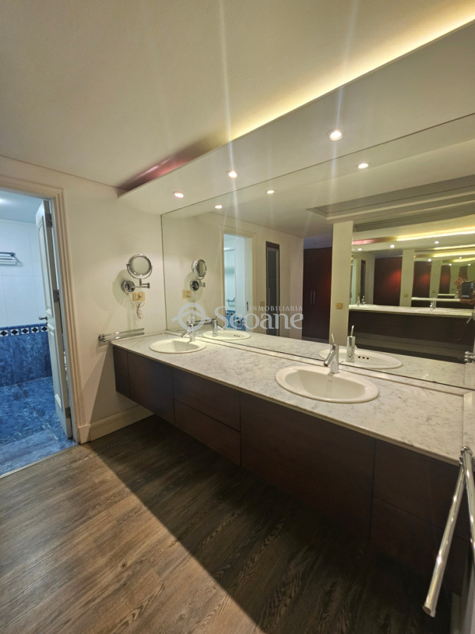 Casa ID.556 - Carrasco Centrico -  Amplio lugar estacionamiento cerrado