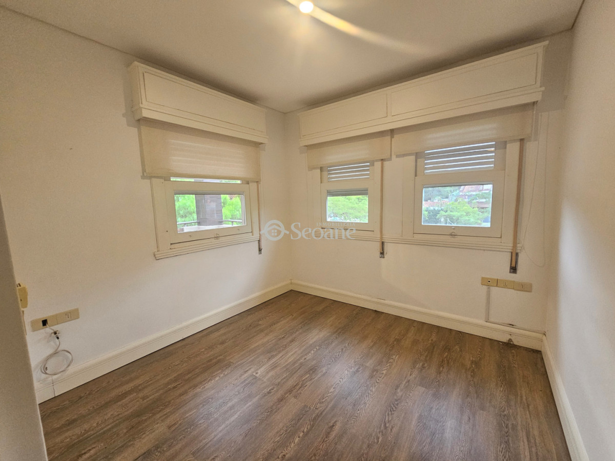 Casa ID.556 - Carrasco Centrico -  Amplio lugar estacionamiento cerrado