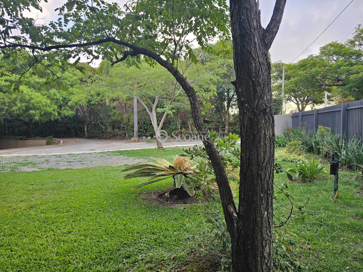 Casa ID.556 - Carrasco Centrico -  Amplio lugar estacionamiento cerrado