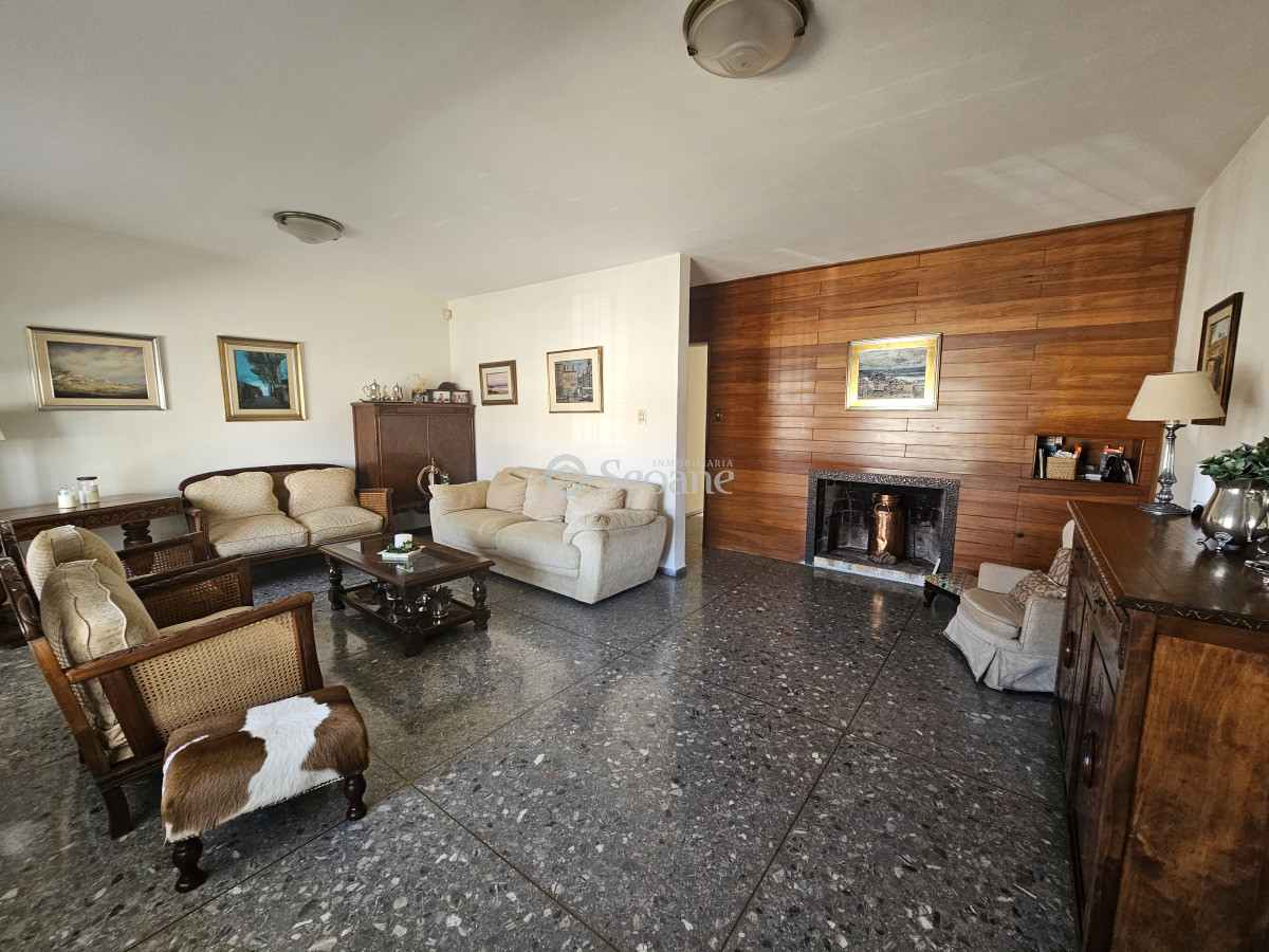 Casa ID.521 - Impecable para entrar, excelente construcción, fondo verde y barbacoa