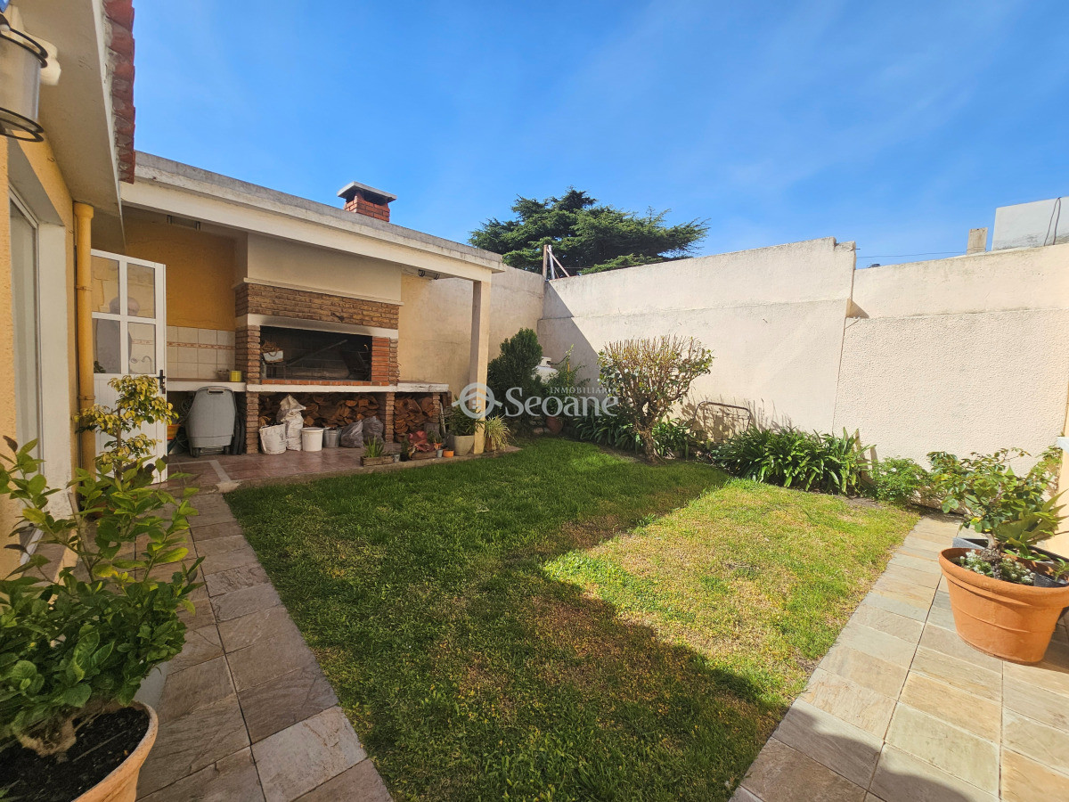 Casa ID.521 - Impecable para entrar, excelente construcción, fondo verde y barbacoa