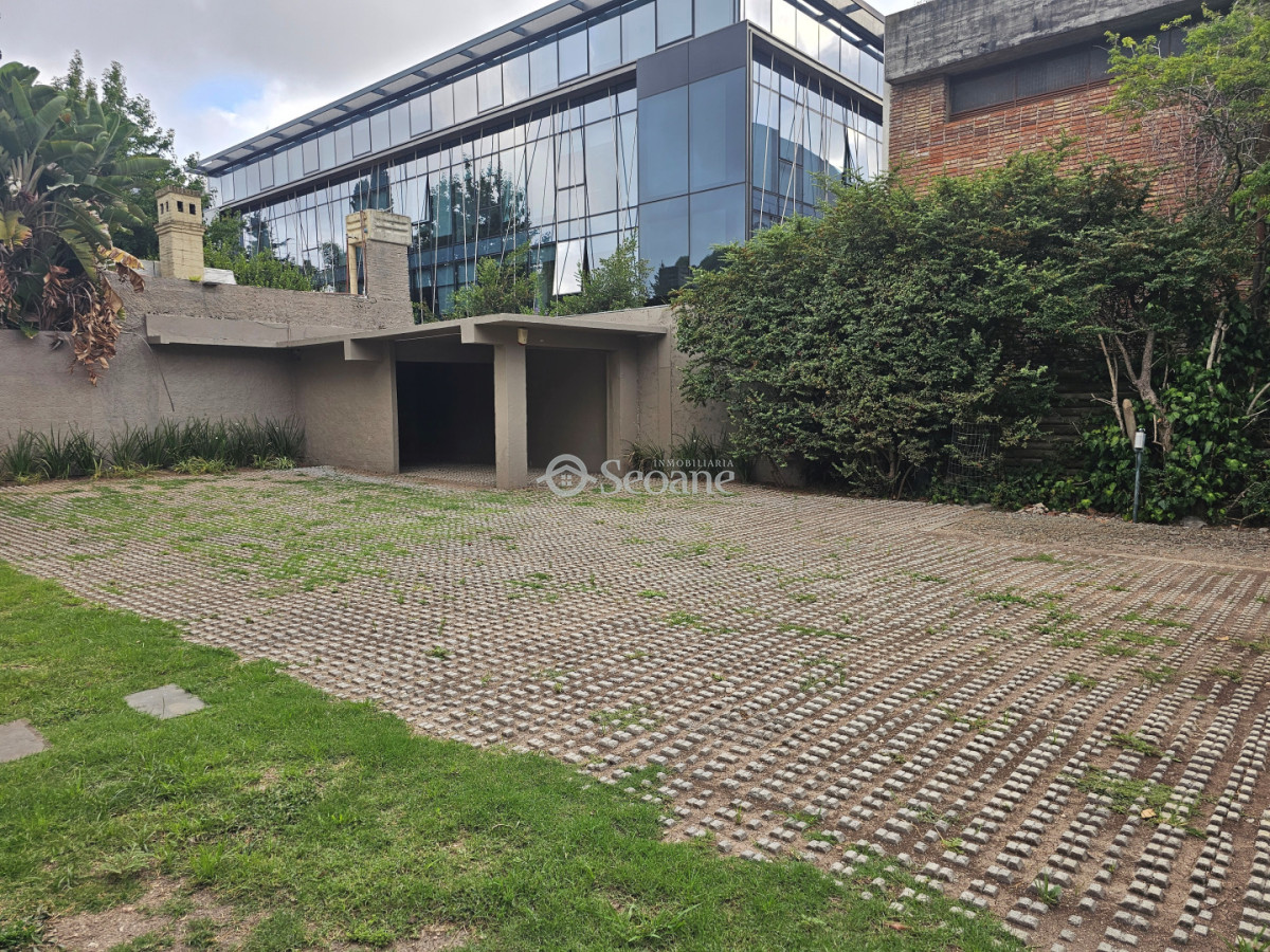 Casa ID.556 - Carrasco Centrico -  Amplio lugar estacionamiento cerrado