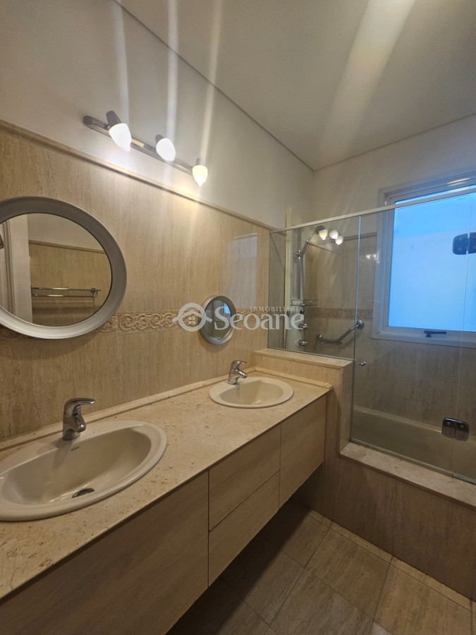 Casa ID.556 - Carrasco Centrico -  Amplio lugar estacionamiento cerrado