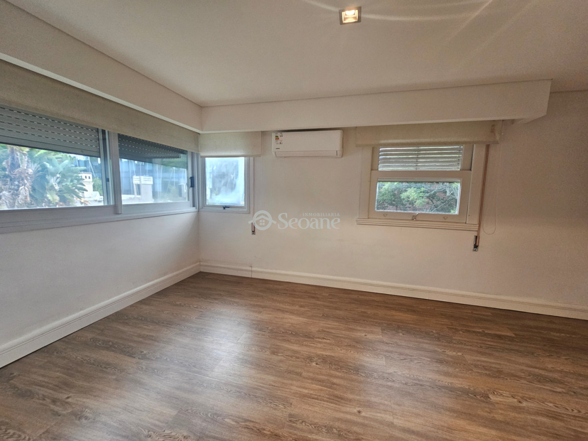 Casa ID.556 - Carrasco Centrico -  Amplio lugar estacionamiento cerrado