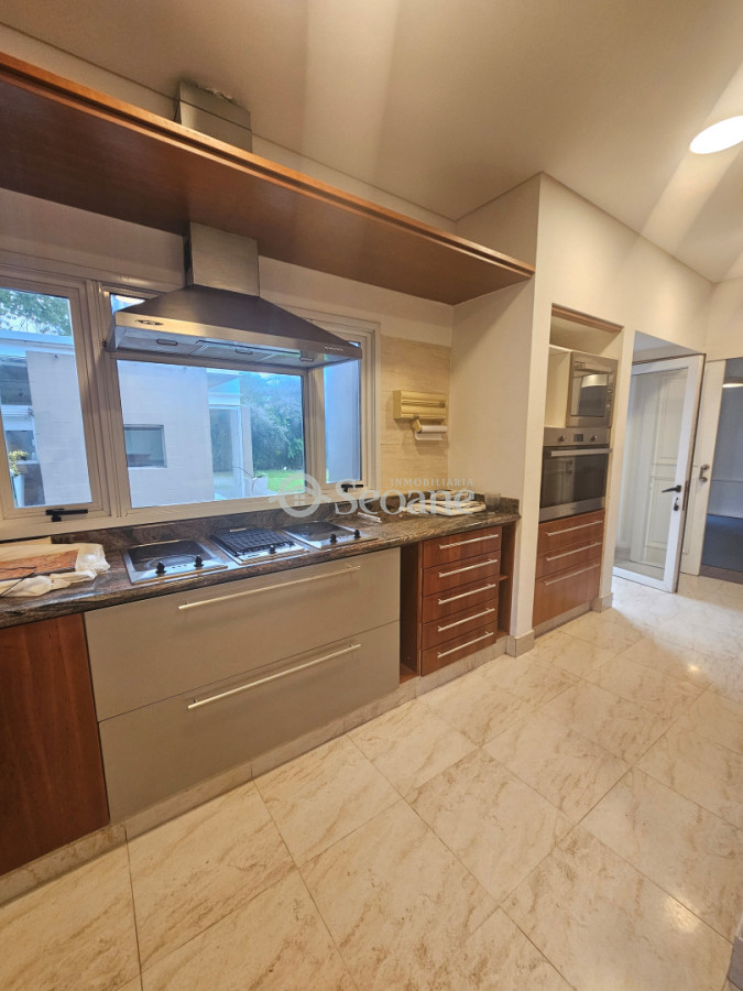 Casa ID.556 - Carrasco Centrico -  Amplio lugar estacionamiento cerrado