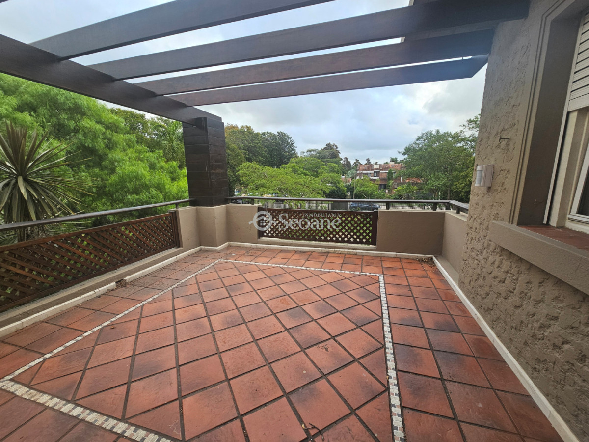 Casa ID.556 - Carrasco Centrico -  Amplio lugar estacionamiento cerrado