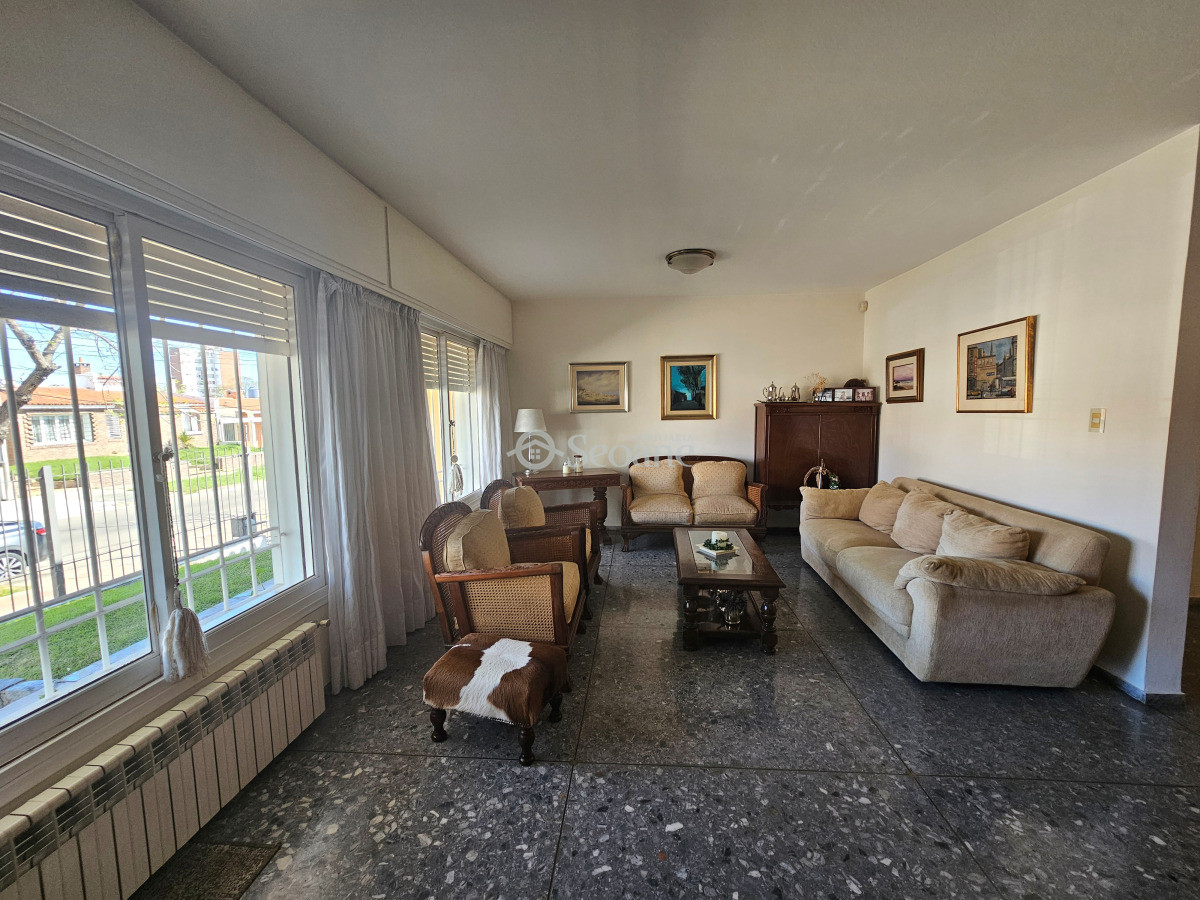 Casa ID.521 - Impecable para entrar, excelente construcción, fondo verde y barbacoa