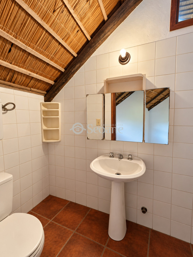 Casa ID.625 - Alquiler Anual - Piedras del Chileno, amplio fondo verde
