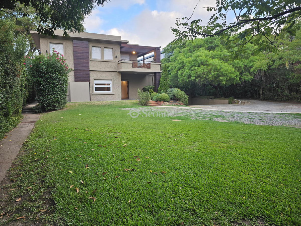 Casa ID.556 - Carrasco Centrico -  Amplio lugar estacionamiento cerrado