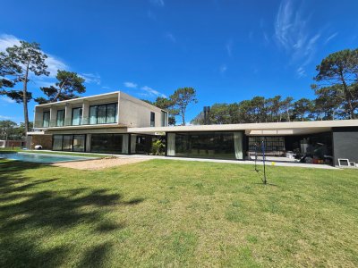 Excepecional residencia en Barrio Privado Reserva Montoya