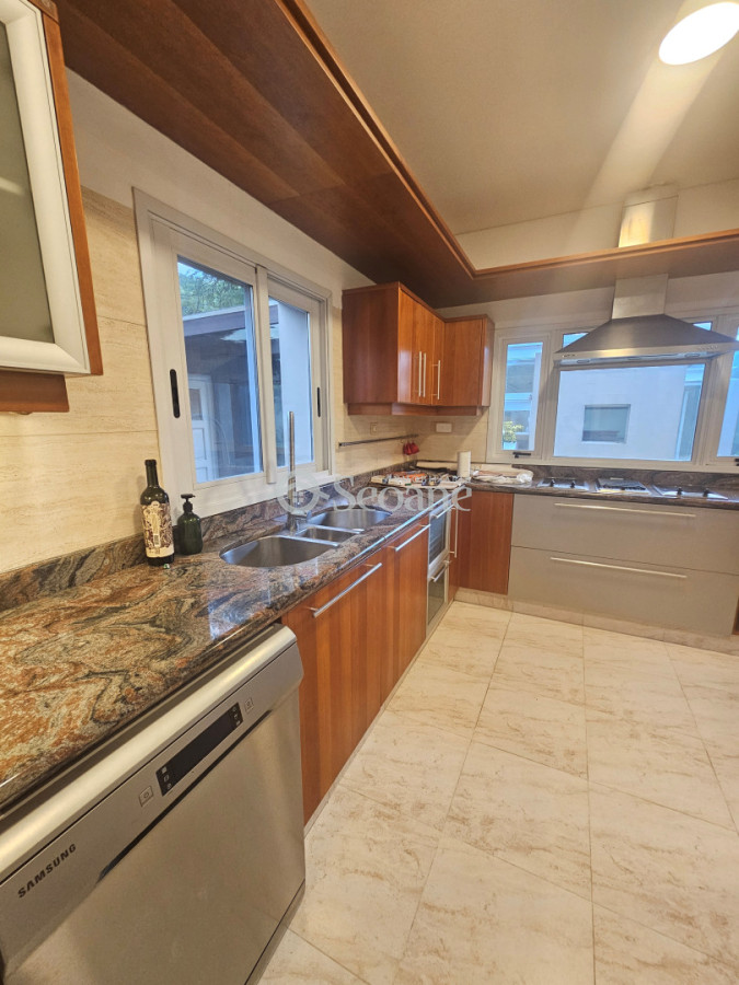 Oficina ID.555 - Carrasco Centrico, a una de Arocena, Gran estacionamiento cerrado