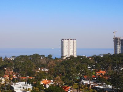 Apartamento en venta de 3 dormitorios en edificio Stradivarius, Punta Este.