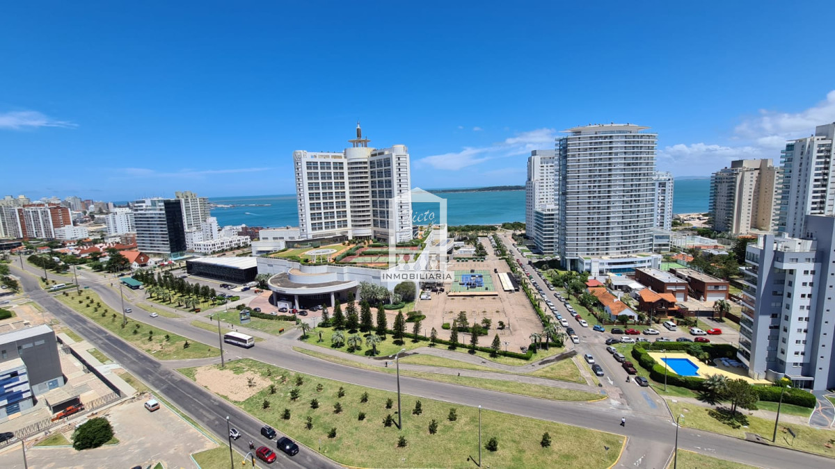 Venta. Playa Mansa | 2 suites, terraza con parrillero y servicios premium a pasos del mar - NYP41114A
