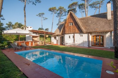 Pinares, amplia casa con piscina