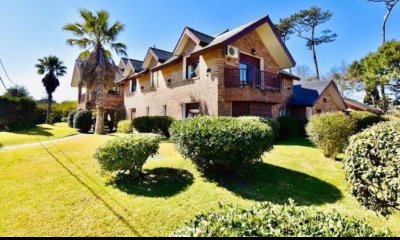 Venta Casa 7 Dormitorios a metros de la Playa Mansa.