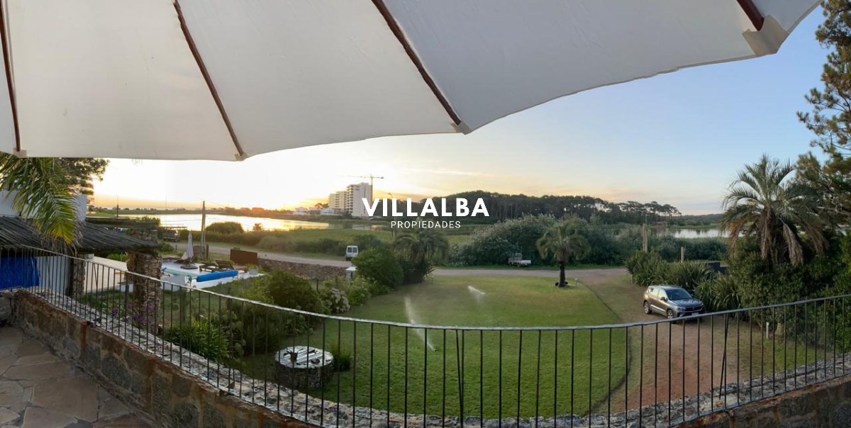 Apartamento ID.4897 - Expléndida casa en venta frente a la laguna 