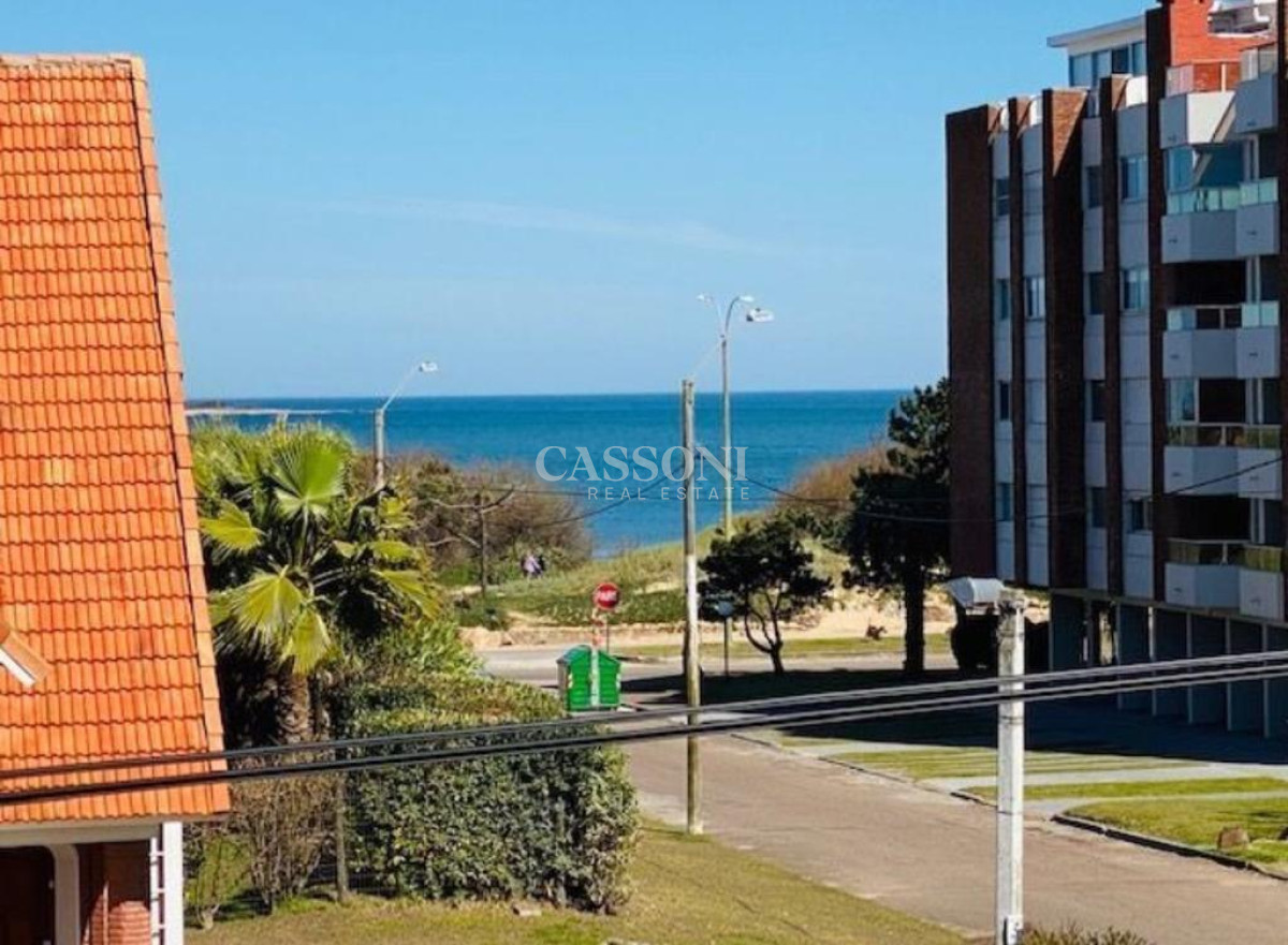 Casa ID.3905 - Excelente mansión a 50 mts. de la mejor zona de la playa Mansa.