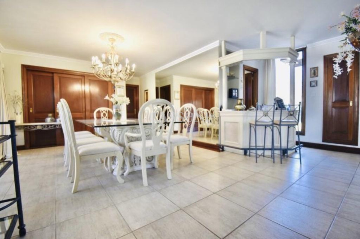 Casa ID.3905 - Excelente mansión a 50 mts. de la mejor zona de la playa Mansa.