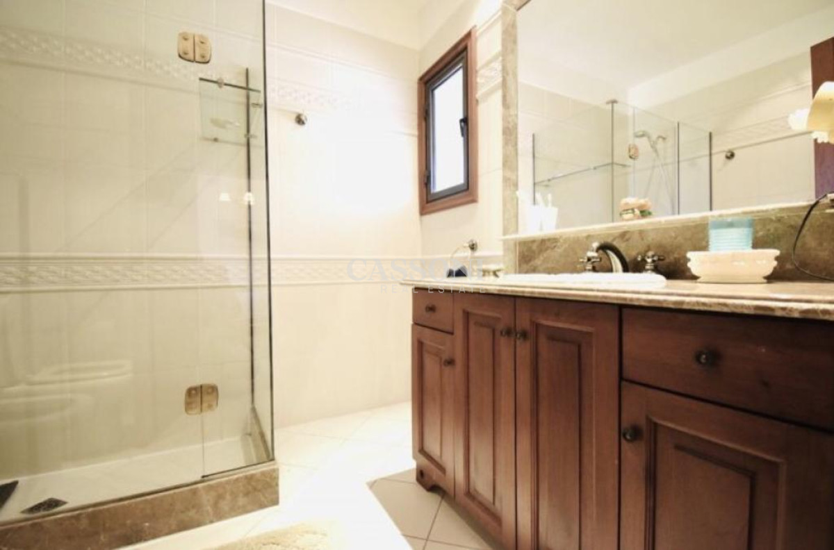 Casa ID.3905 - Excelente mansión a 50 mts. de la mejor zona de la playa Mansa.