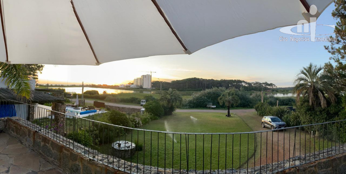 Expléndida casa en venta frente a la laguna  - CMP234576C